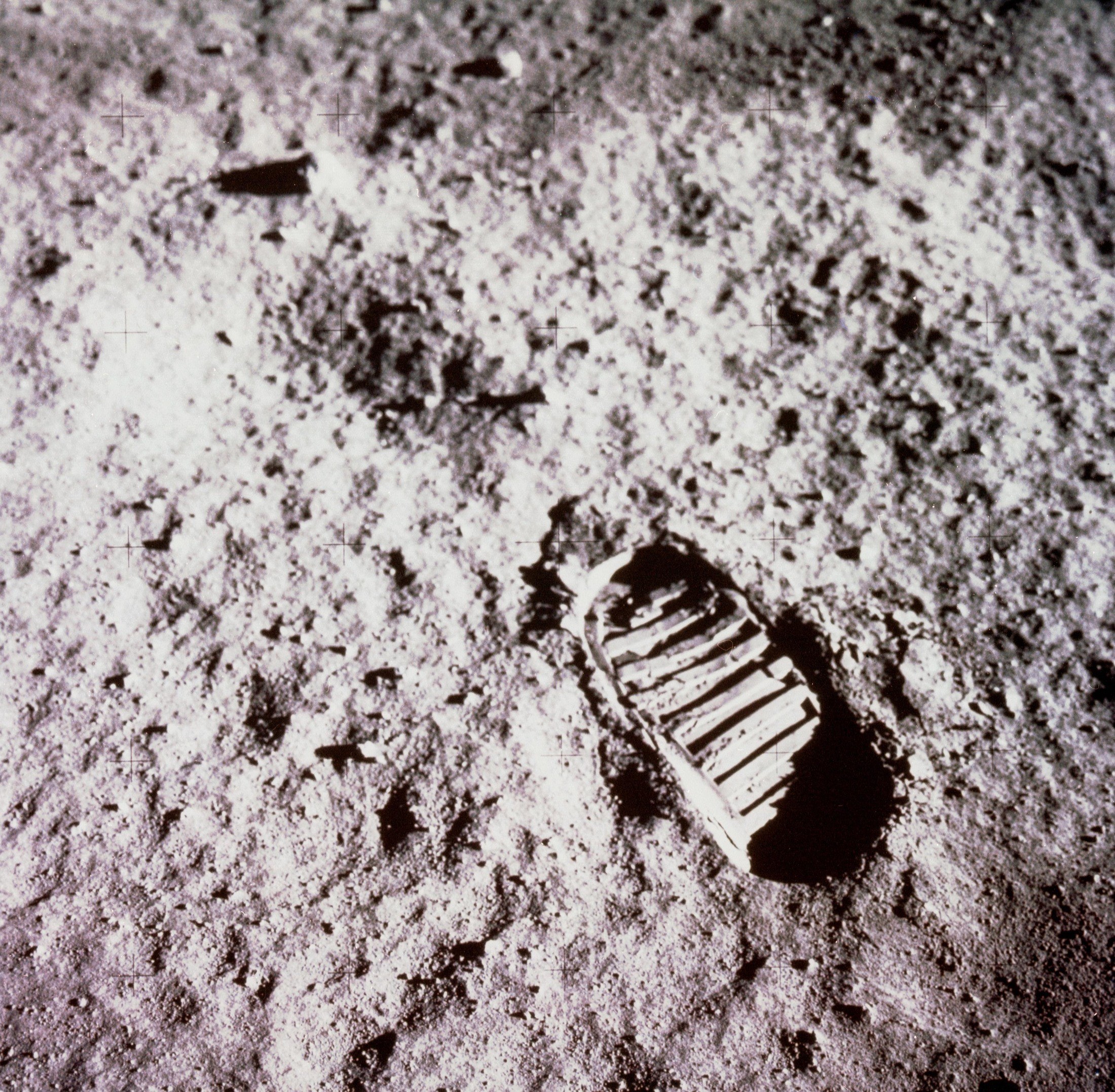 Huella de una bota marcada en el suelo lunar.