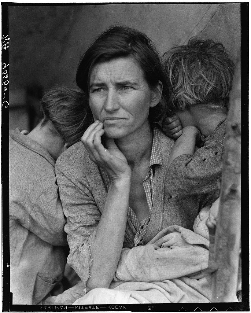 Retrato de una mujer con la mano junto al rostro y dos niños que se apoyan en sus hombros.