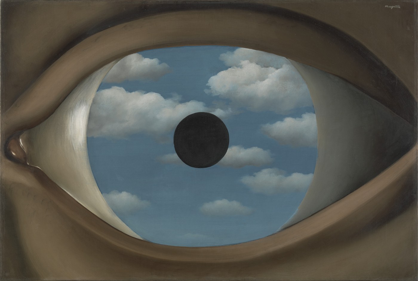 Un gran ojo con cielo y nubes dentro del iris y una pupila negra.