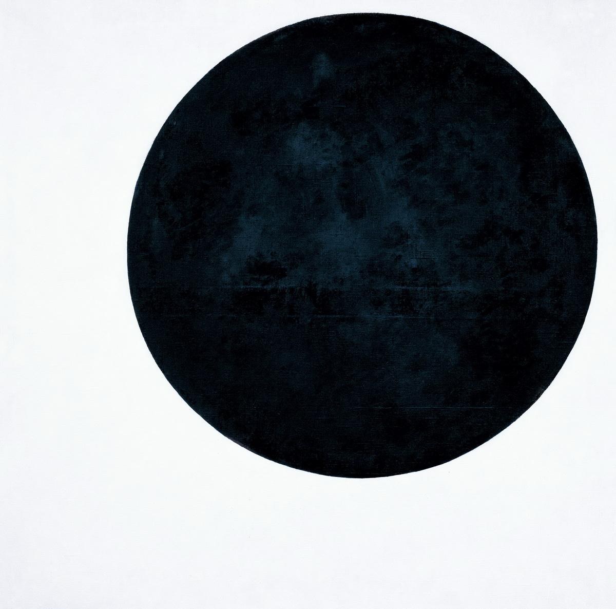 Una forma circular negra aislada sobre el campo blanco del lienzo completo.