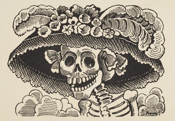 Calavera con un gran sombrero adornado con flores, encaje y plumas.